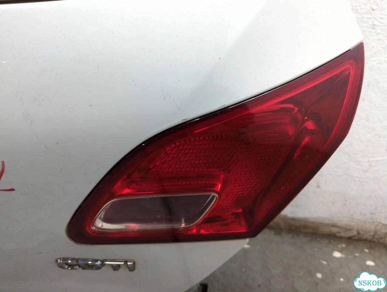 Крышка багажника Opel Astra J фото 4