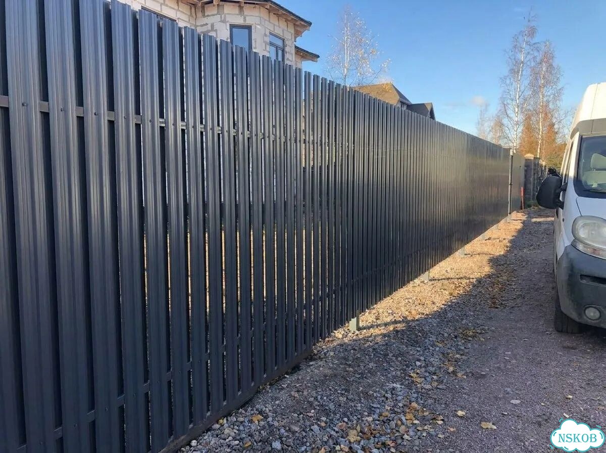 Монтаж заборов из евроштакетника под ключ фото 8