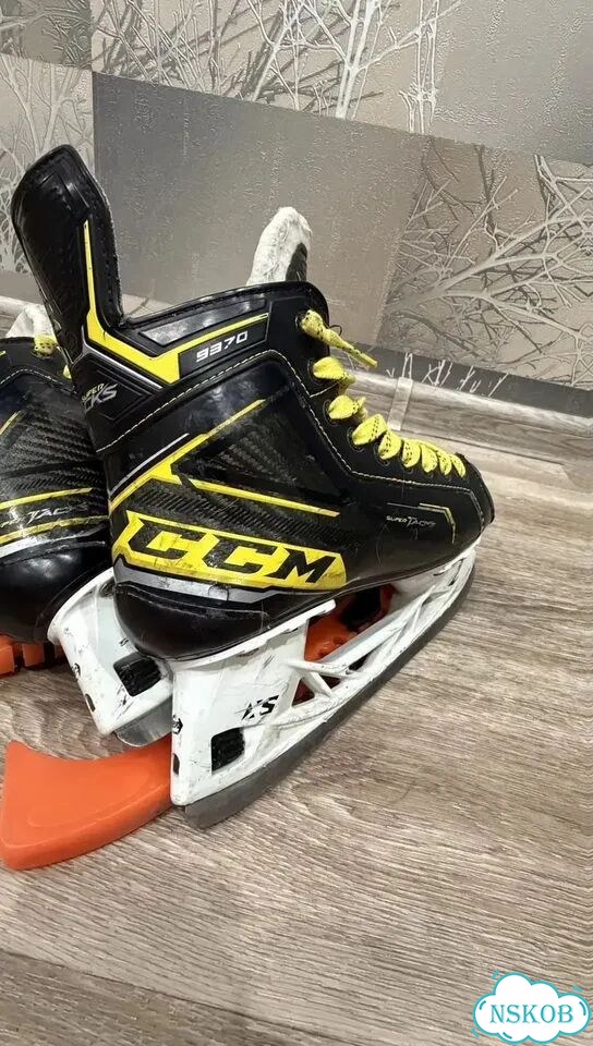 Хоккейные коньки CCM SuperTacks 9370 фото 1