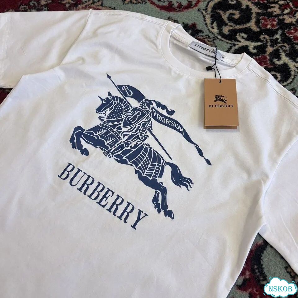 Футболка летняя Burberry на руках фото 2