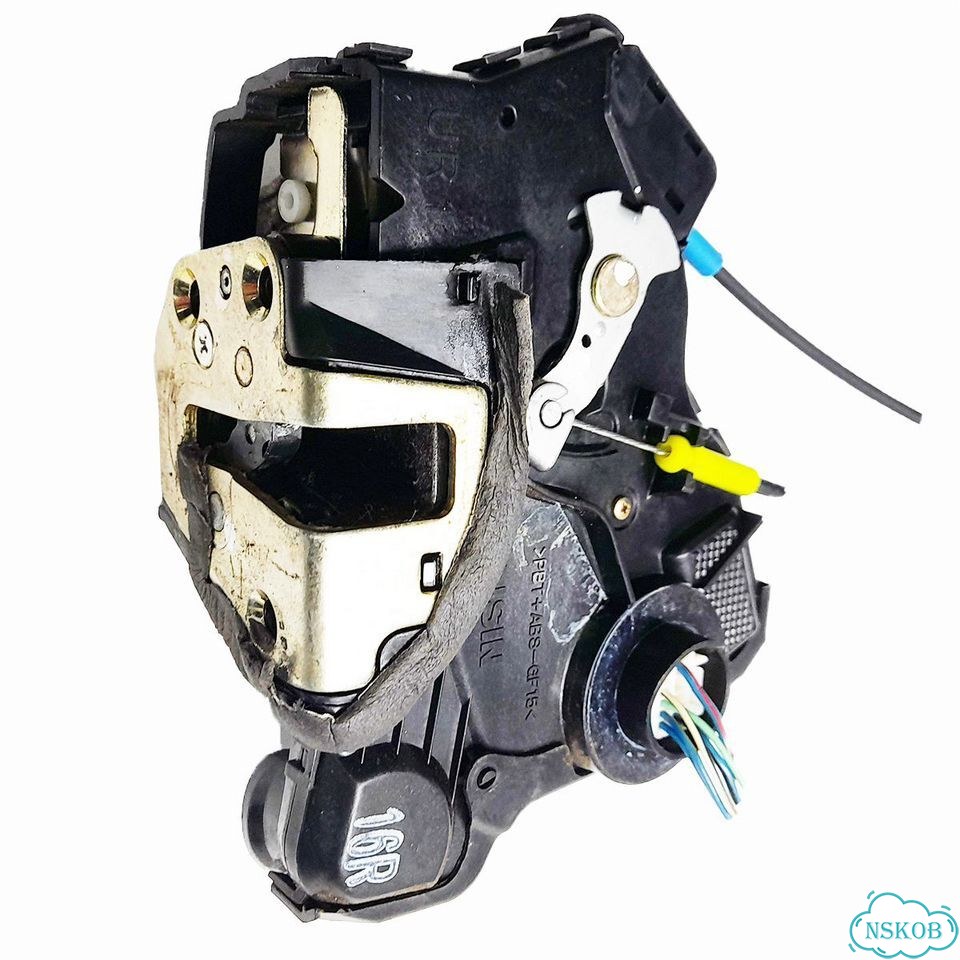 Замок боковой двери toyota avensis AZT250 2,0L 1AZ-FSE фото 1