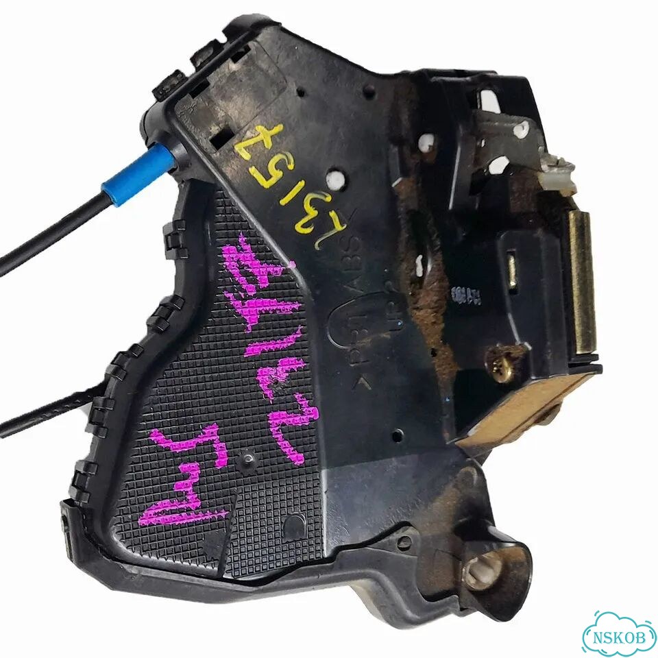 Замок боковой двери toyota avensis AZT250 2,0L 1AZ-FSE фото 2