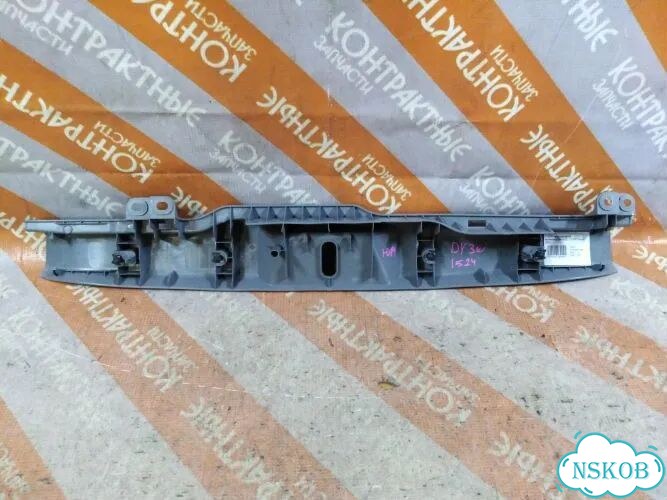 Накладка замка багажника Mazda Demio DY3W ZJ-VE фото 1