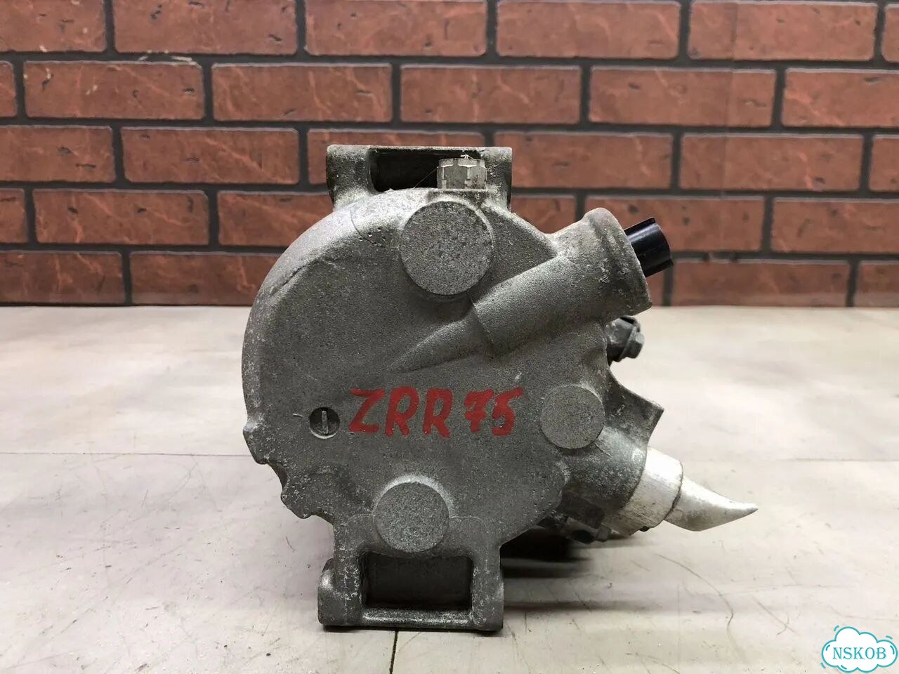 Компрессор кондиционера toyota voxy ZRR75G 3zrfe фото 2