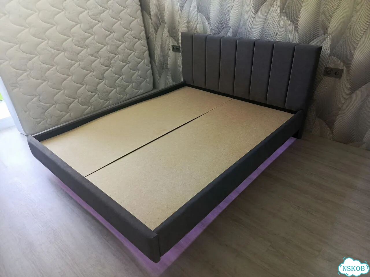 Кровать парящая 160*200 в мягкой обивке фото 6