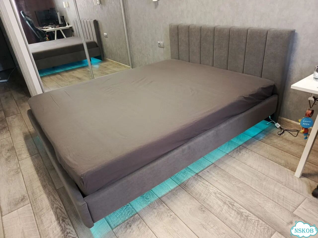 Кровать парящая 160*200 в мягкой обивке фото 7