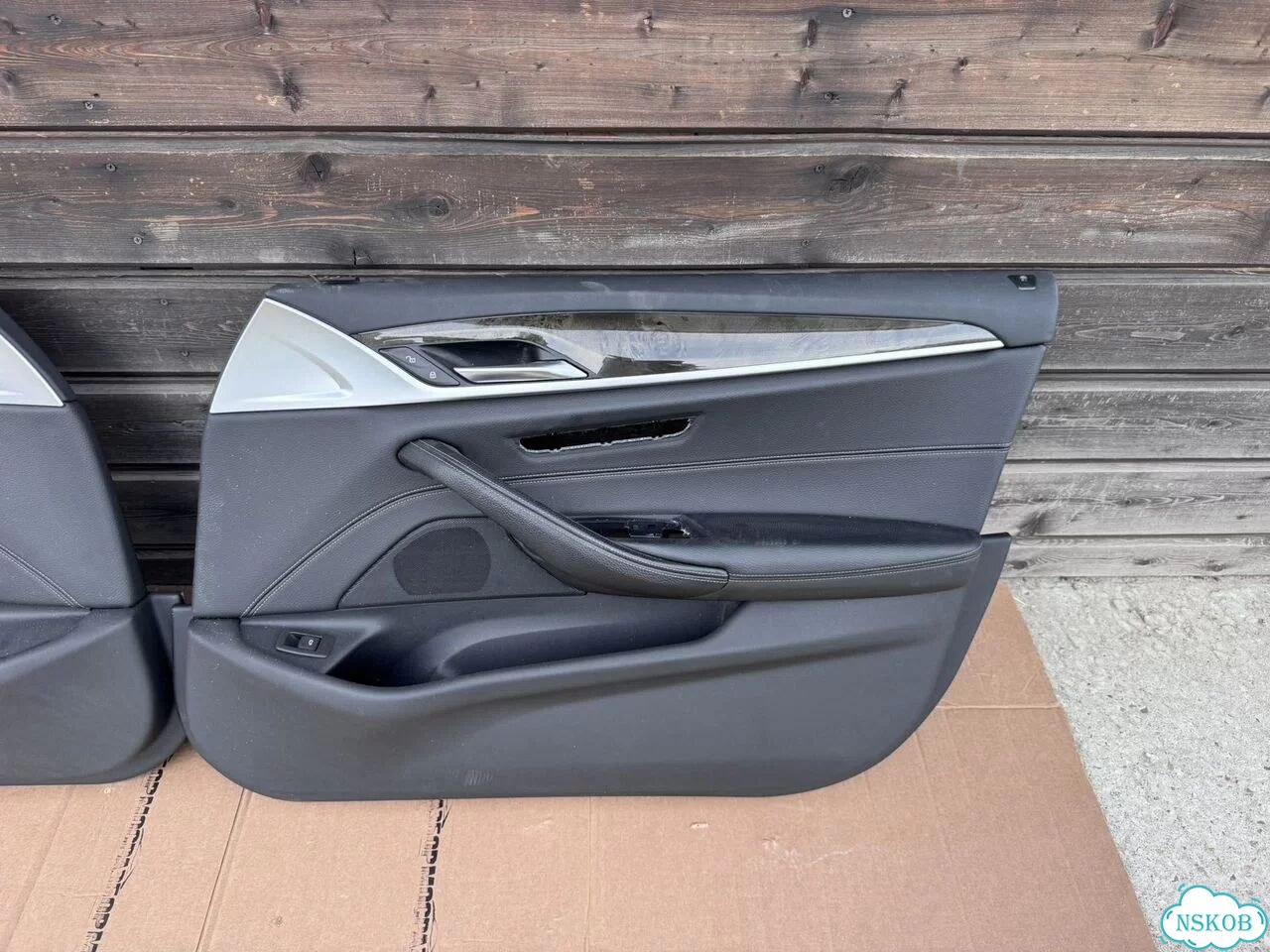 Передние карты дверей и консоль BMW G30 RHD фото 2