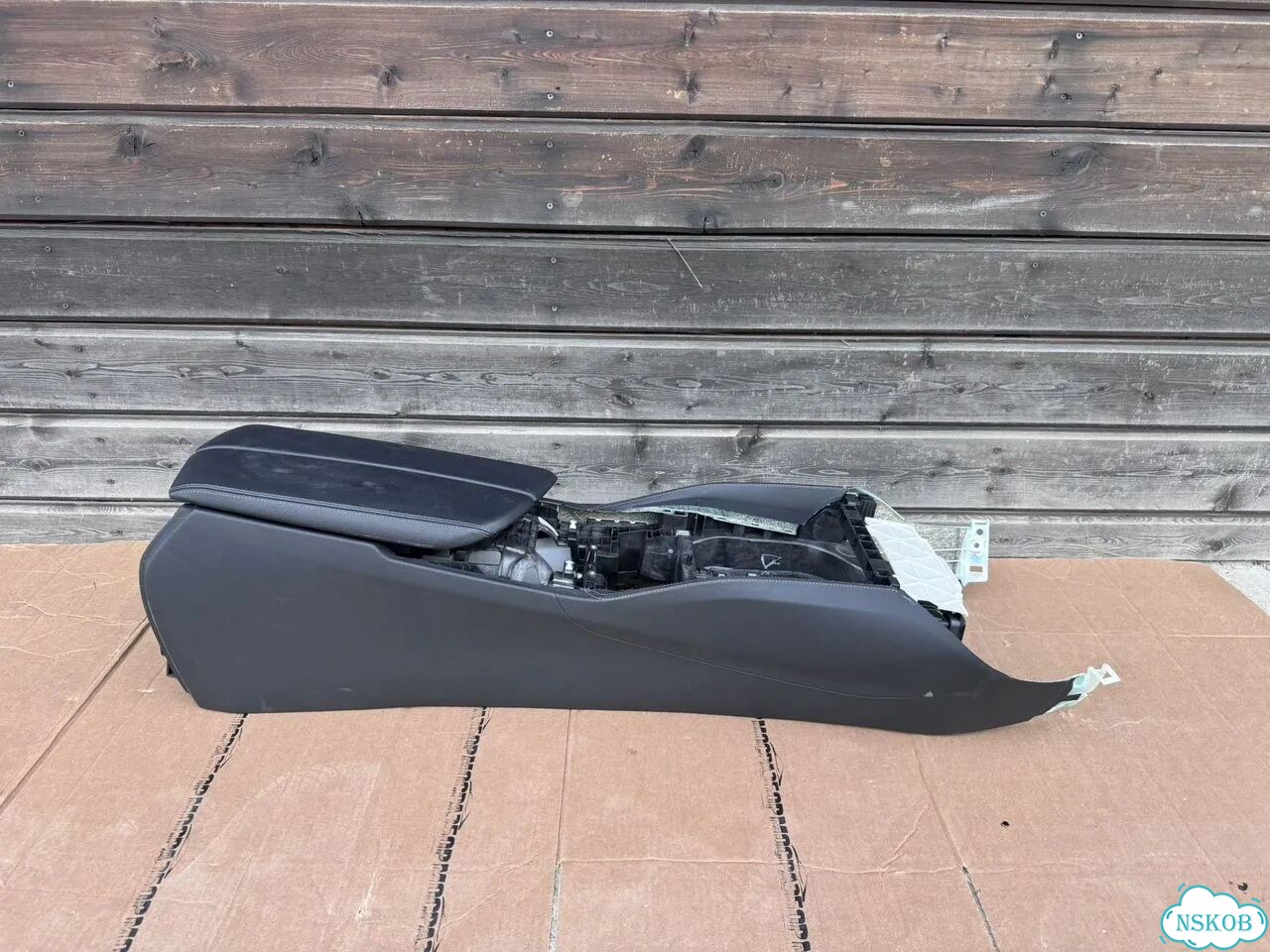Передние карты дверей и консоль BMW G30 RHD фото 4