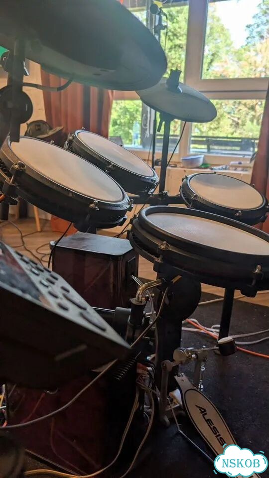 Электронные барабаны Alesis nitro max kit фото 2