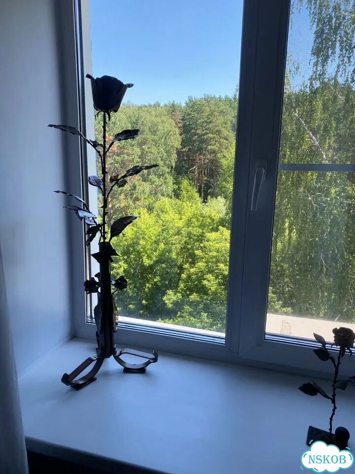 Роза из жести в подставке фото 1