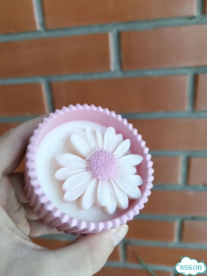 Ароматическая свеча ручной работы с ромашкой фото 8
