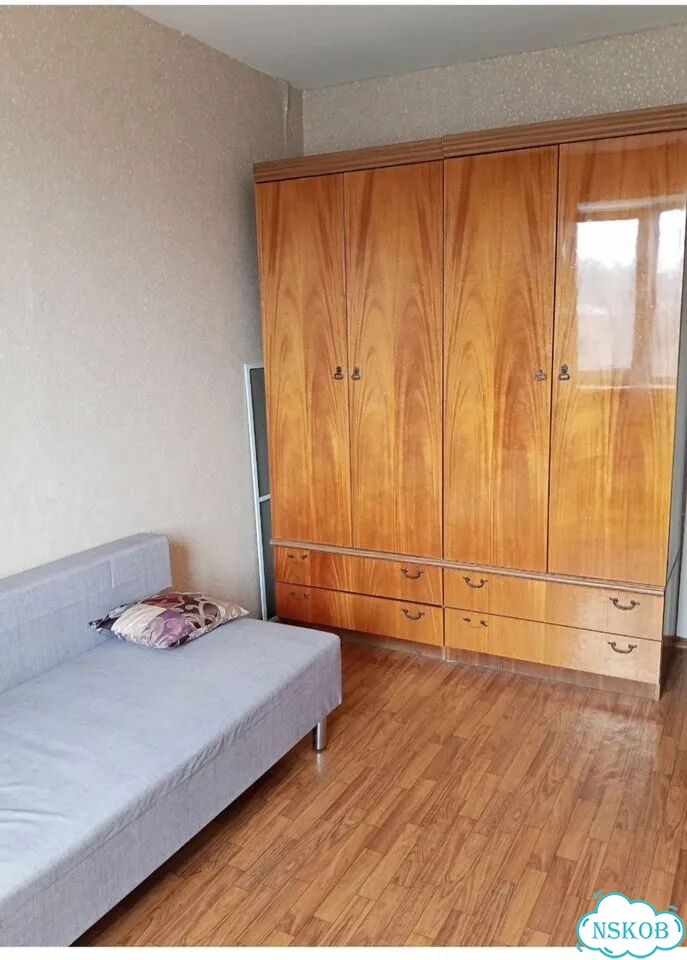 Шкаф распашной двухстворчатый Даром фото 1