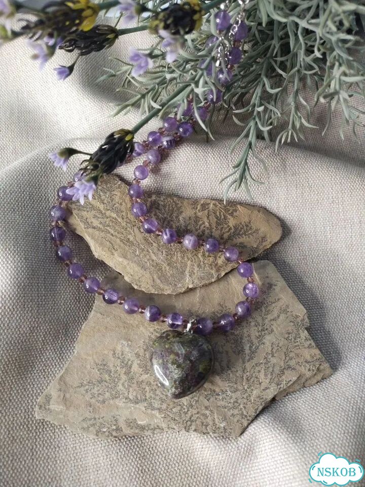 Украшение из натуральных камней из аметиста фото 2