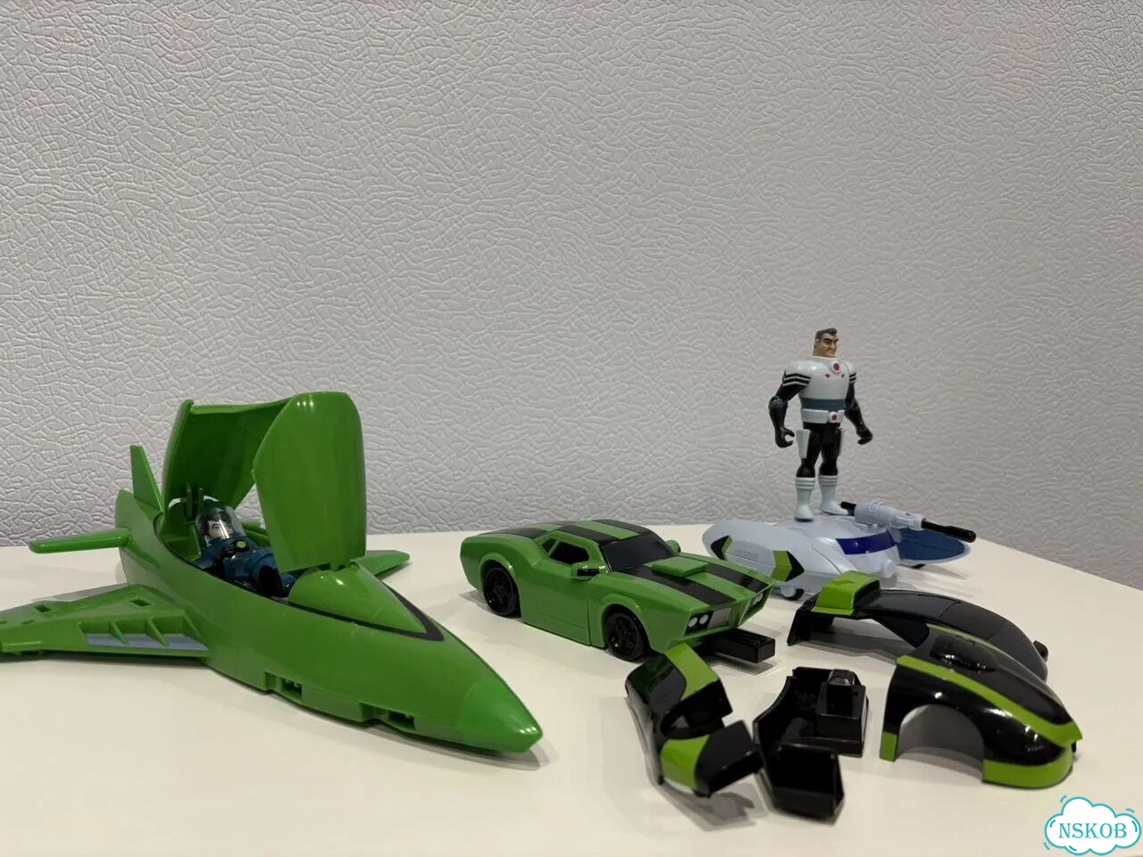 Ben 10 игрушки, самолеты, DNA-lab в ассортименте фото 1