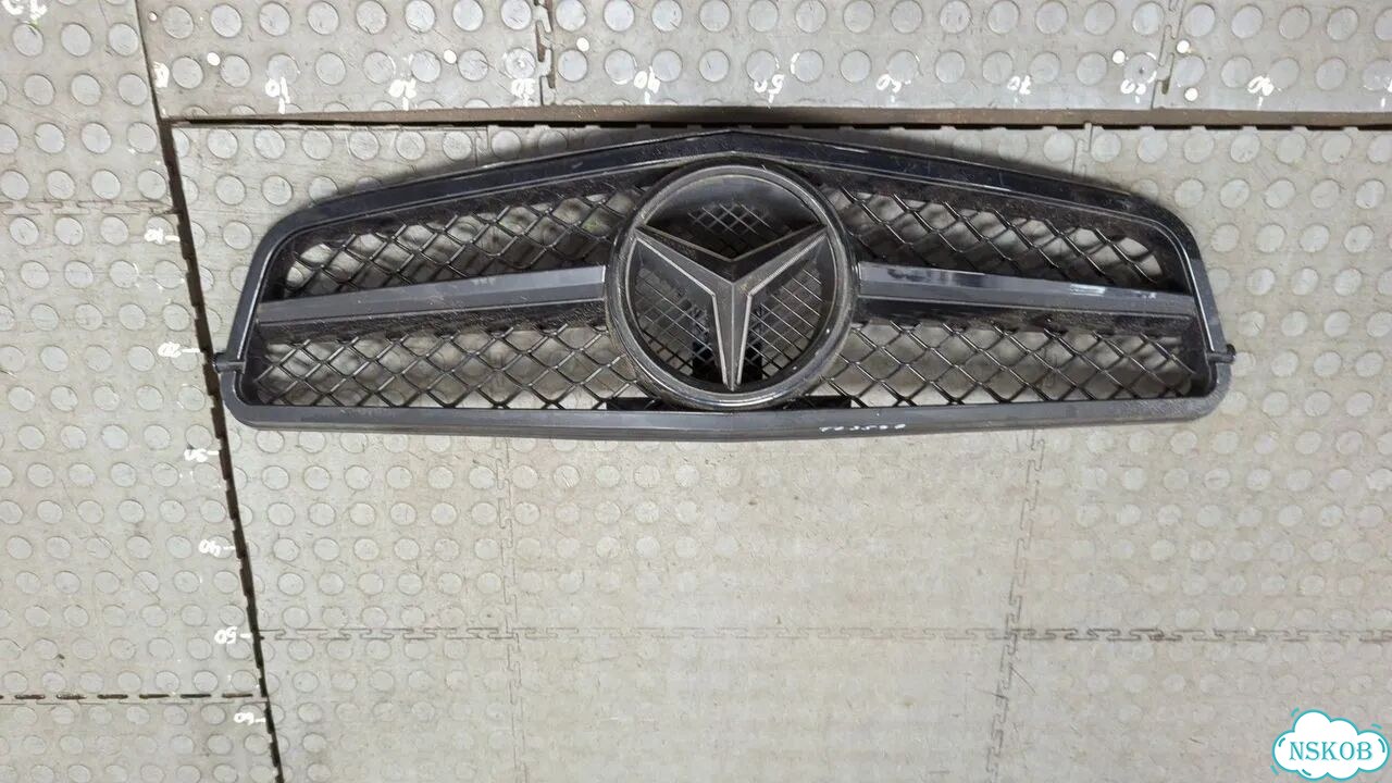 Решетка радиатора Mercedes C W204 фото 1