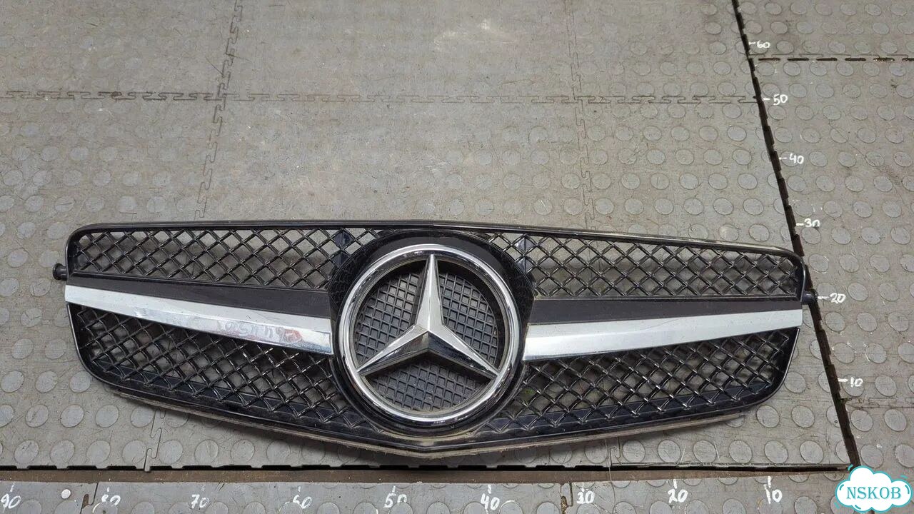 Решетка радиатора Mercedes C W204 фото 1