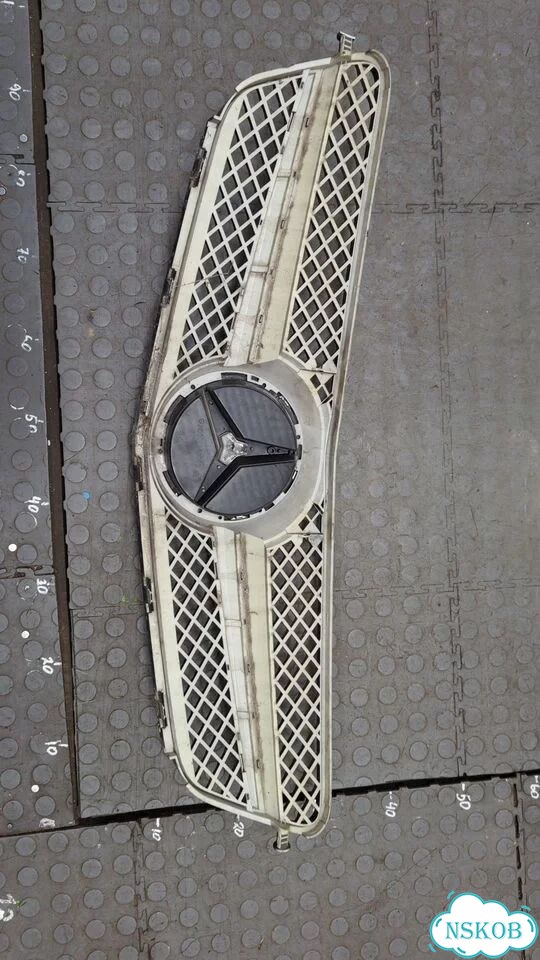 Решетка радиатора Mercedes C W204 фото 4