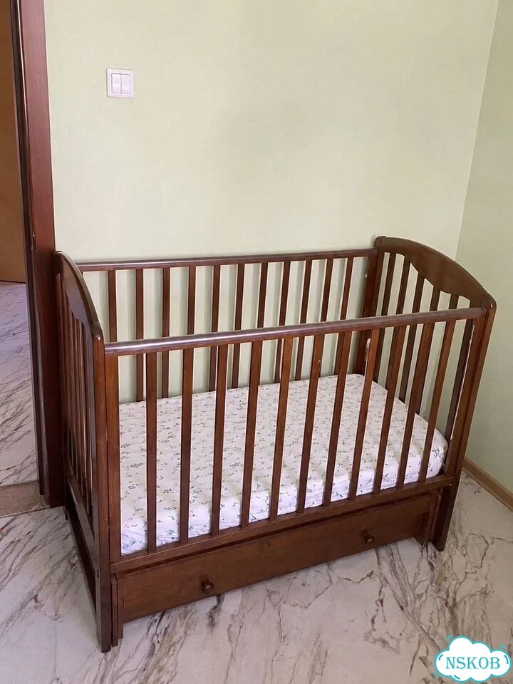 Кроватка детская с маятником и ящиком фото 1