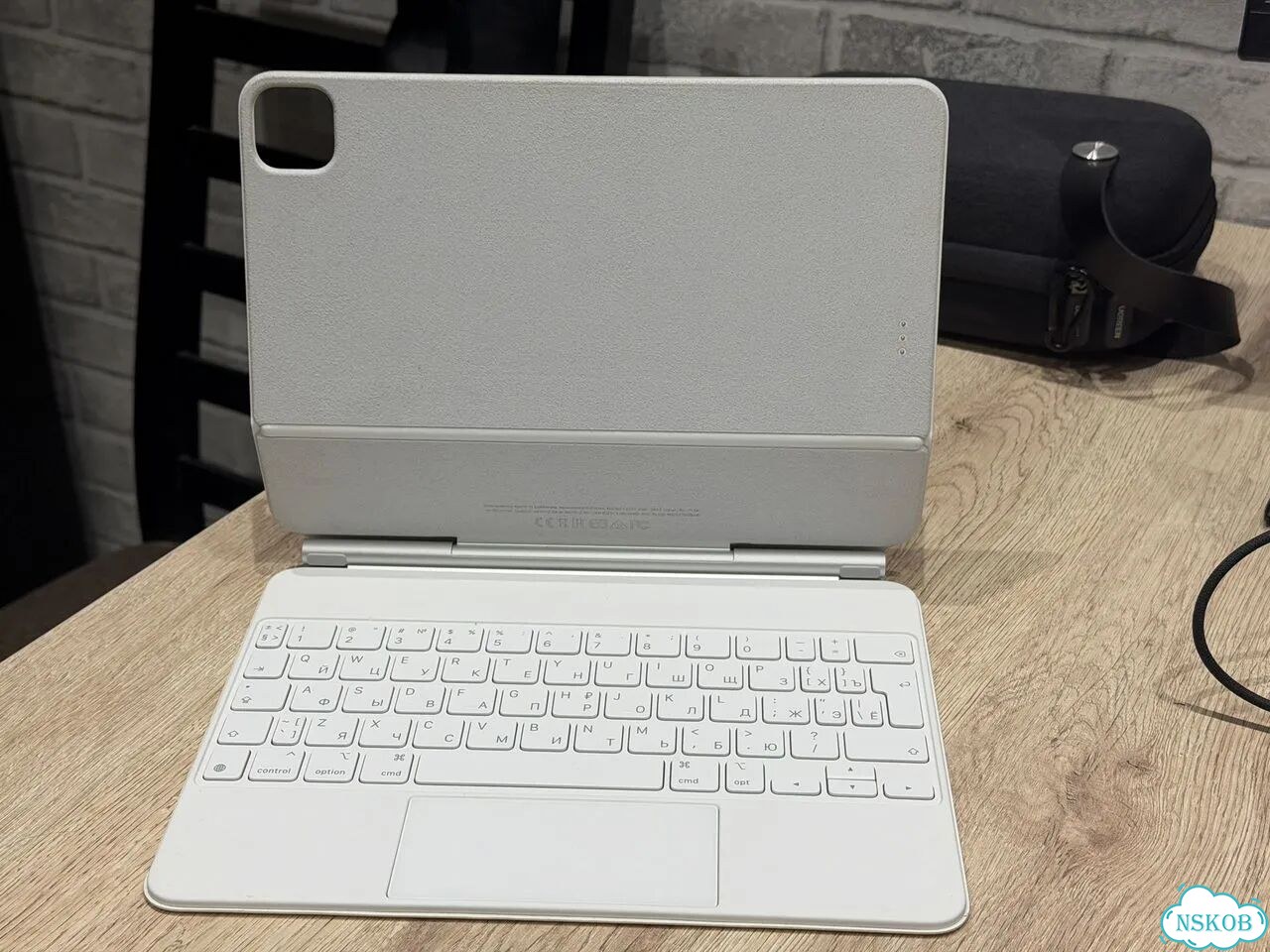 Apple Magic Keyboard для iPad 11, белая (A2261) фото 1