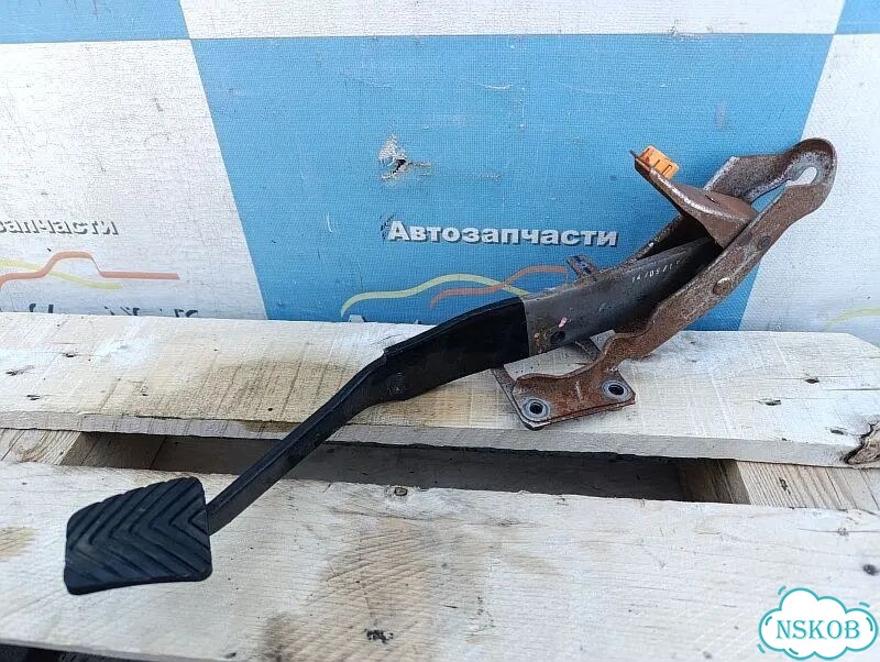 Педаль тормоза Mitsubishi L200 фото 1