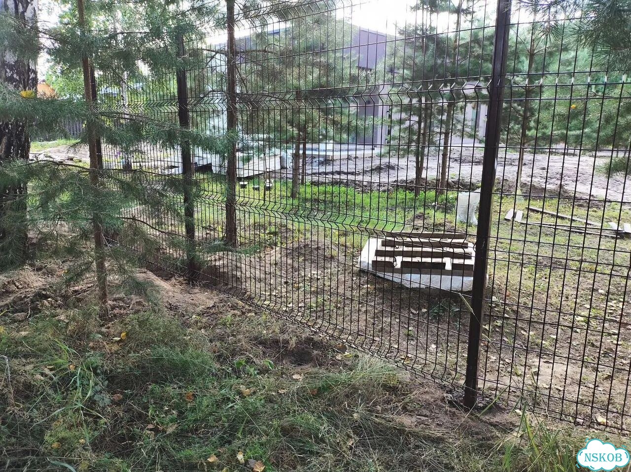 Установка забора из 3D сетки фото 4