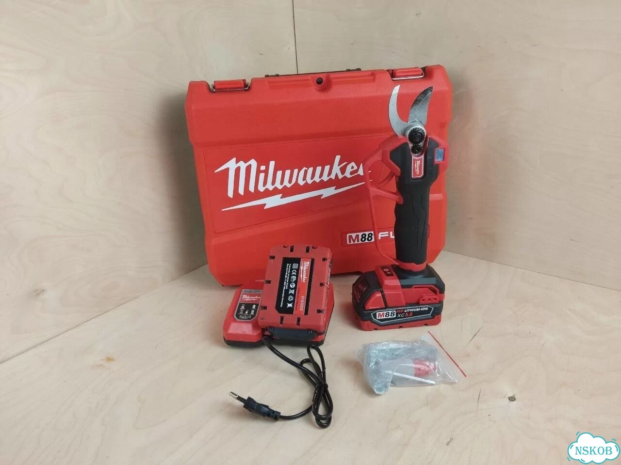 Секатор Milwaukee аккумуляторный с индикацией фото 1