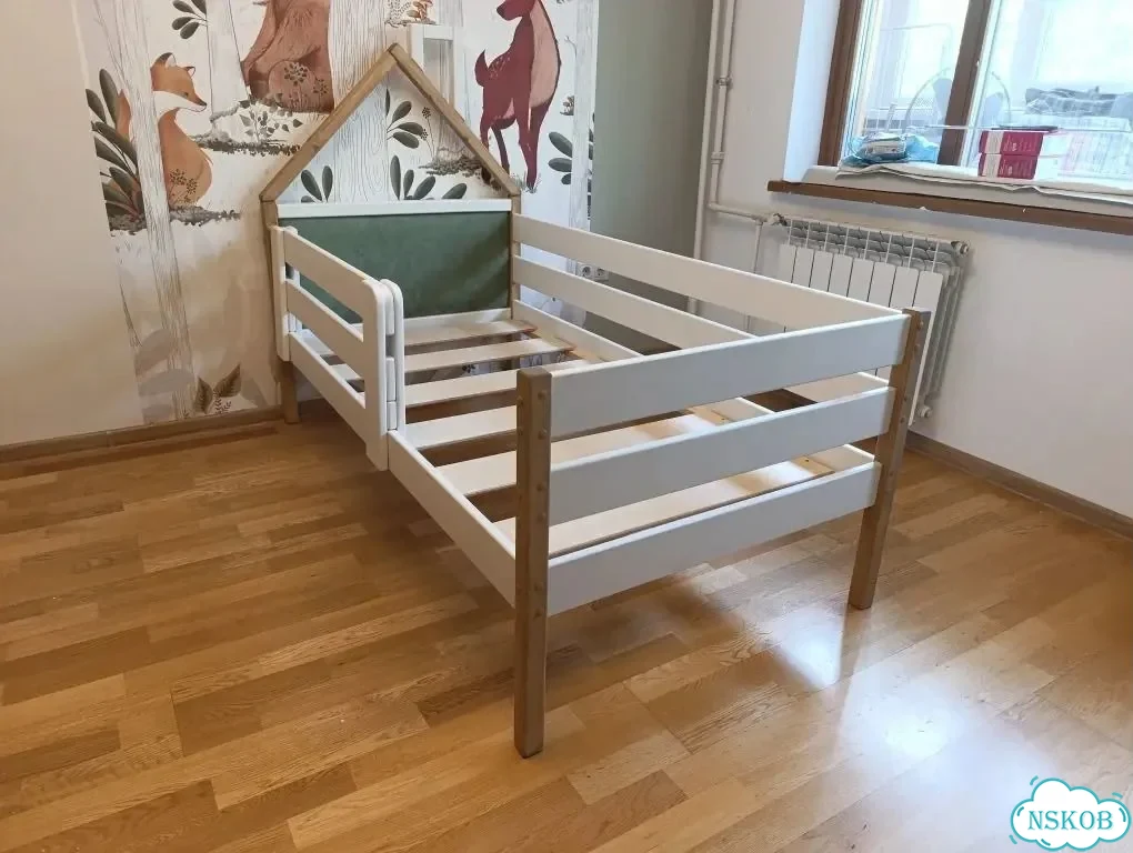 Десткая деревянная кровать с мягкими вставками фото 1
