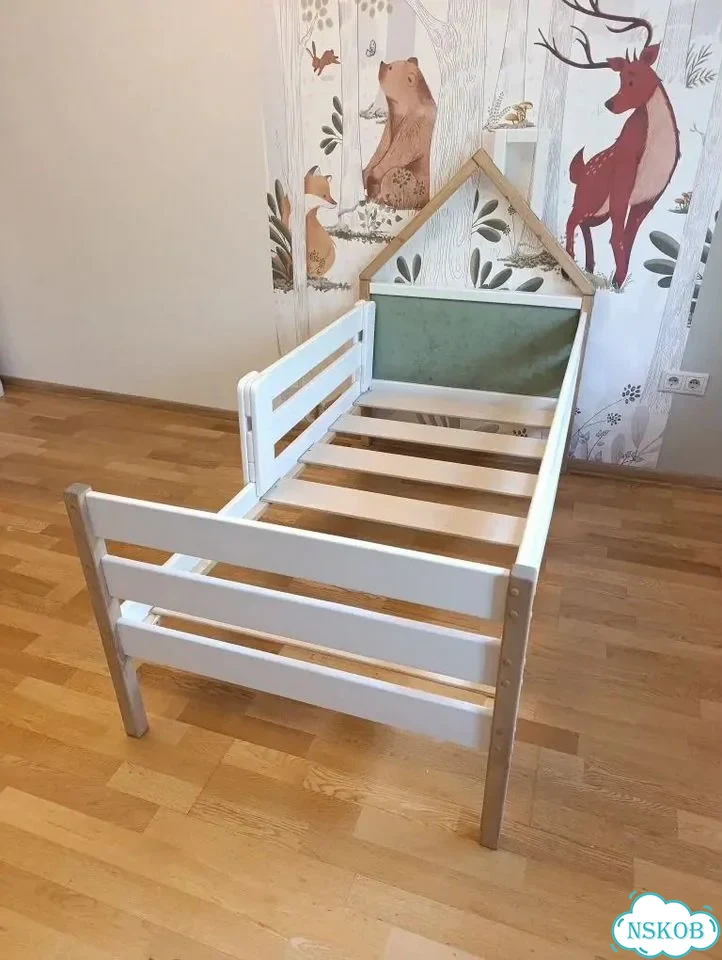 Десткая деревянная кровать с мягкими вставками фото 3