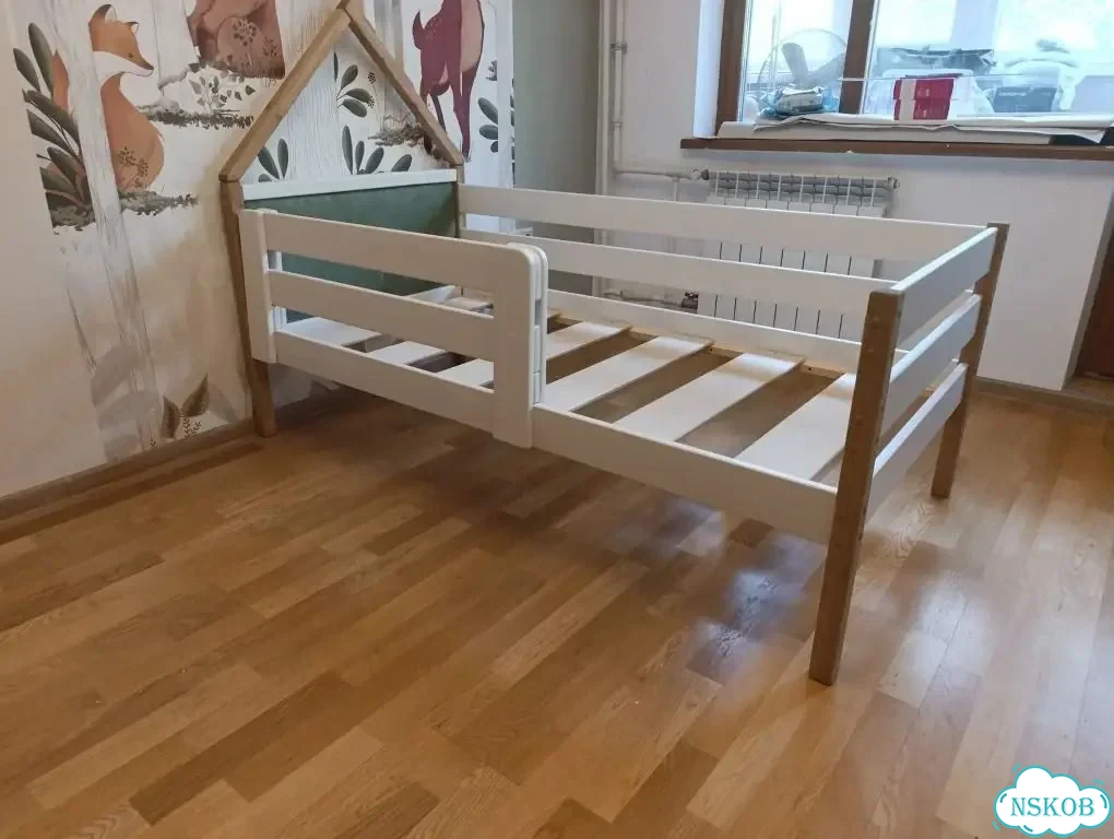 Десткая деревянная кровать с мягкими вставками фото 4