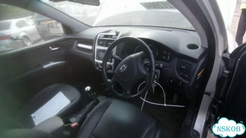 Стекло багажника правое Kia Sportage JE D4EA 2010 фото 8