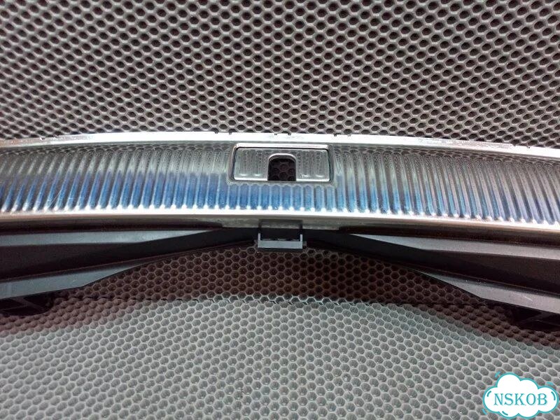 Накладка на замок багажника Audi Q7 2005—2015 фото 10