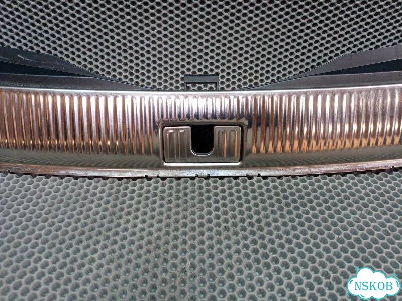 Накладка на замок багажника Audi Q7 2005—2015 фото 2