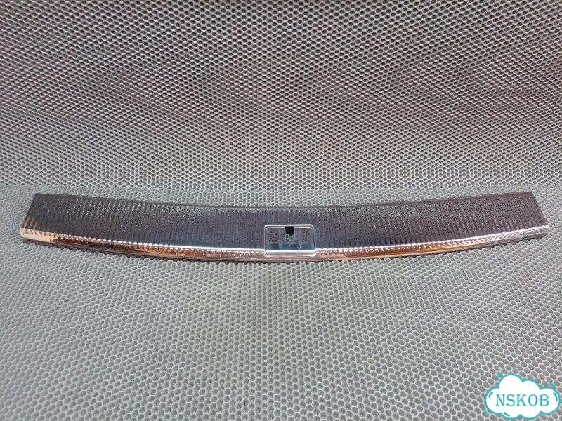 Накладка на замок багажника VW Touareg 2002-2010 фото 2