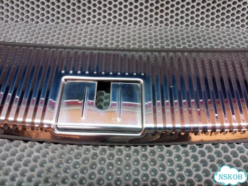 Накладка на замок багажника VW Touareg 2002-2010 фото 5