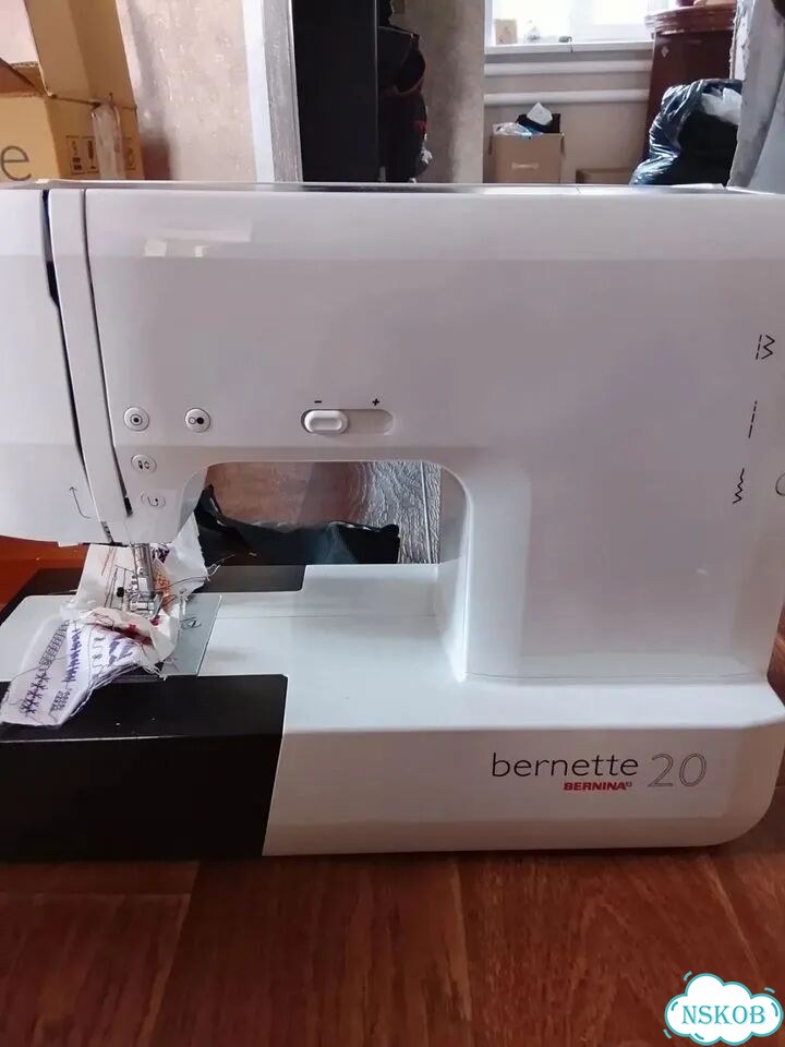 Швейная машинка Bernette 20 фото 1